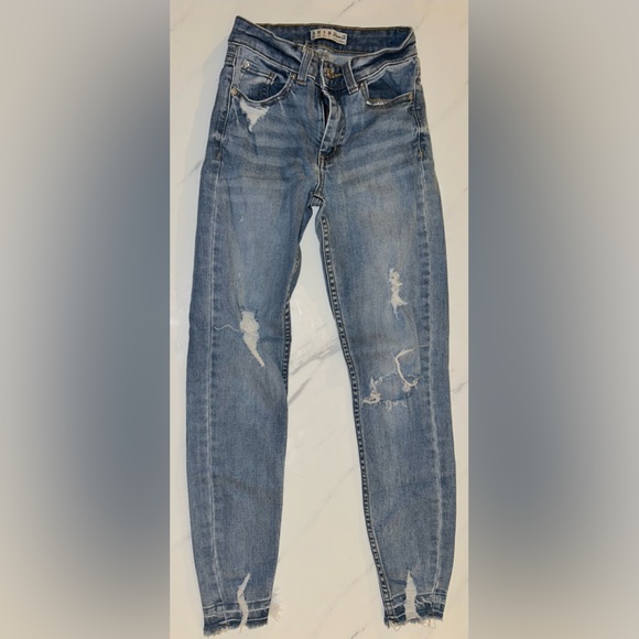 Women’s distressed jeans - Picture 2 of 4